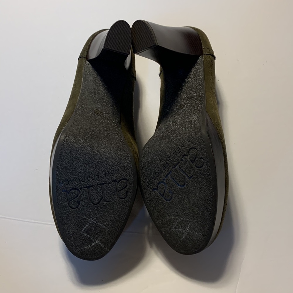 ANA Women’s Suede Heels - Picture 10 of 10